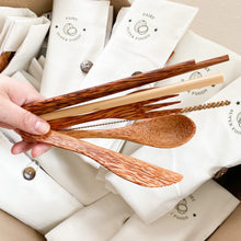 Afbeelding in Gallery-weergave laden, Coconut cutlery set with bamboo straw, coconut chopsticks, coconut spoon fork and knife
